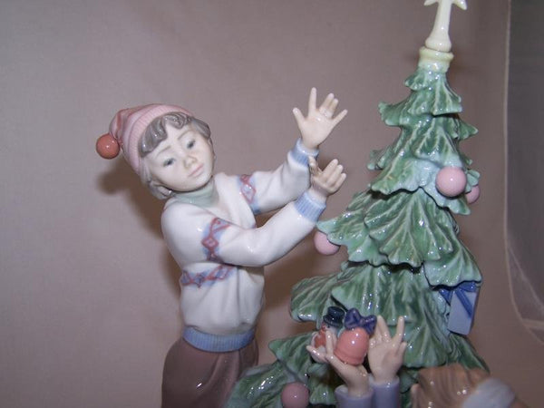 Trimming The Tree - Lladró 5897