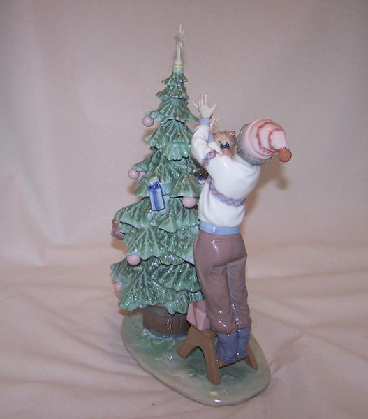Trimming The Tree - Lladró 5897