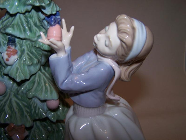 Trimming The Tree - Lladró 5897