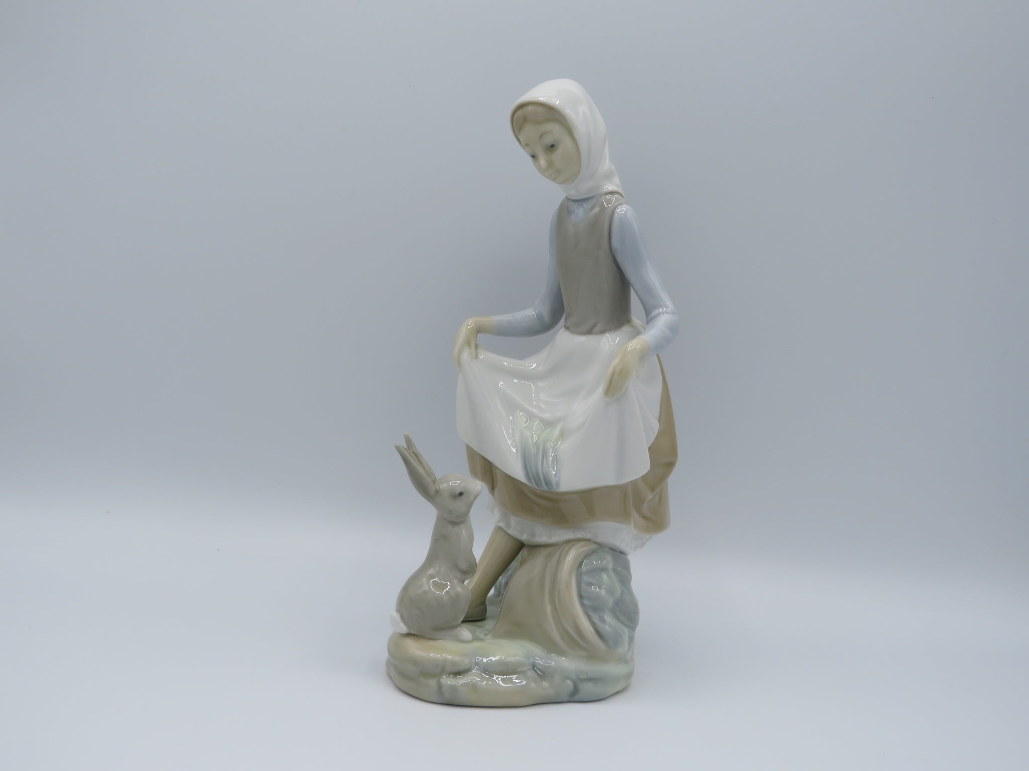 Retired Lladro Rabbit's food 4826 figure