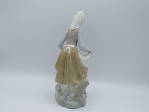 Retired Lladro Rabbit's food 4826 figure
