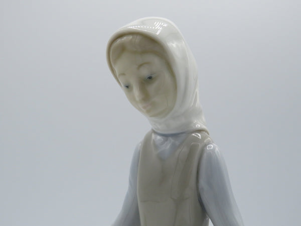 Retired Lladro Rabbit's food 4826 figure