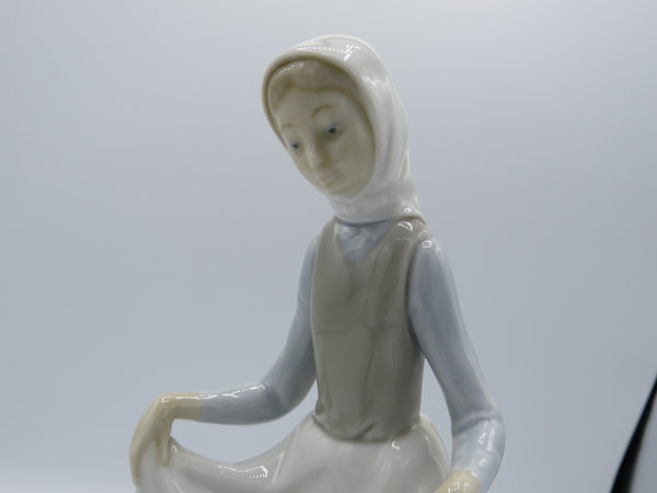 Retired Lladro Rabbit's food 4826 figure