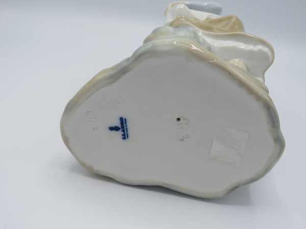 Retired Lladro Rabbit's food 4826 figure