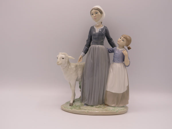 Retired Lladro Mother with child & Lamb 5299 figure